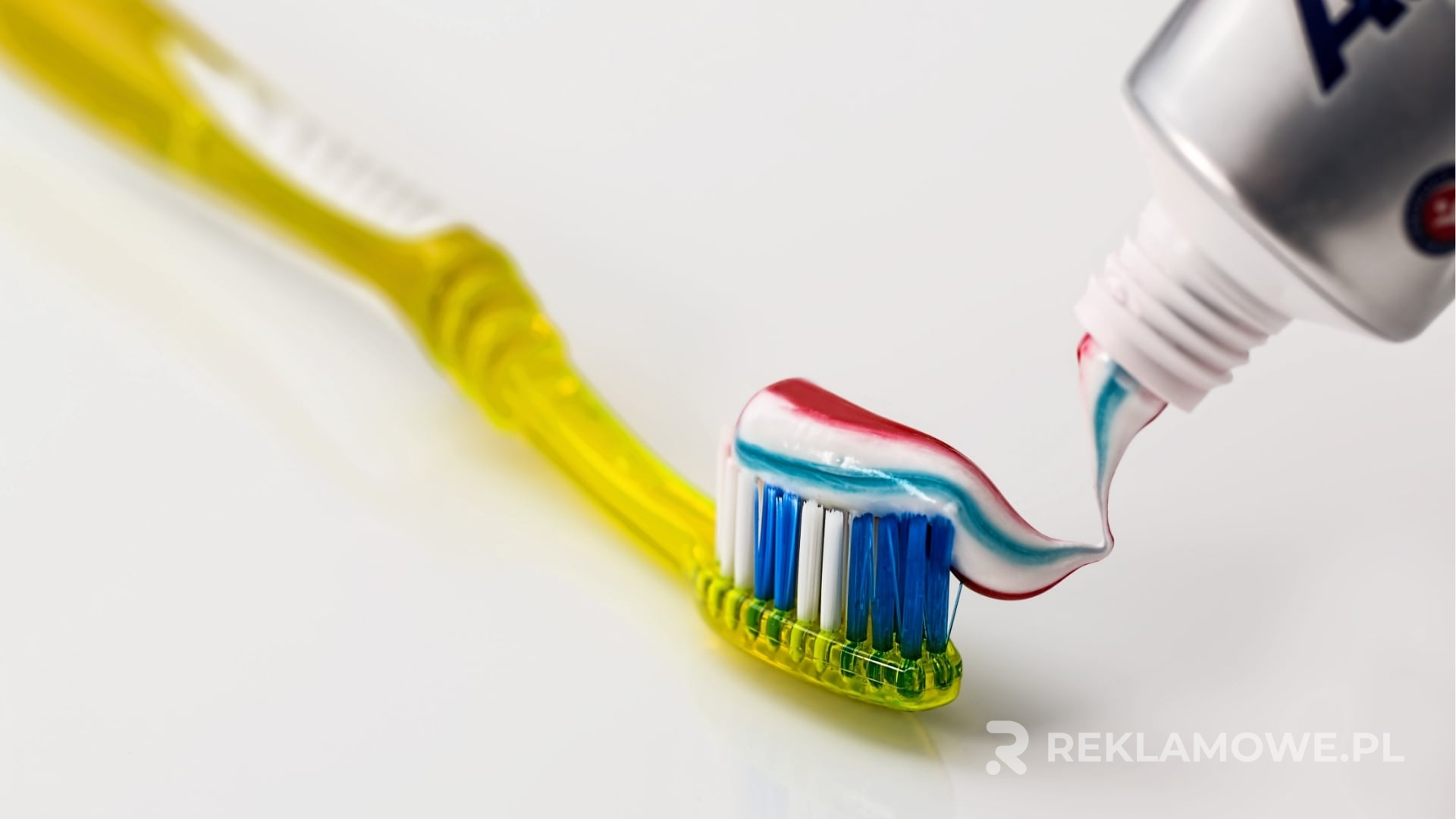 Analiza rynku szczoteczek reklamowych w Polsce Szczoteczka reklamowa na tle mapy Polski