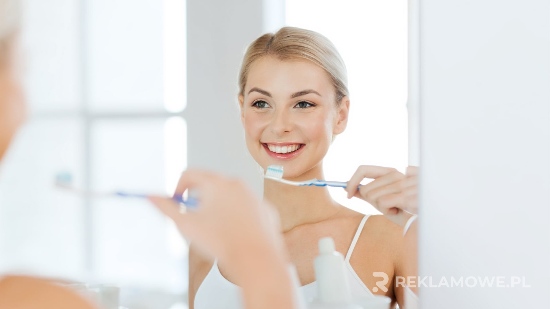 Szczoteczka reklamowa na tle cenowych etykiet