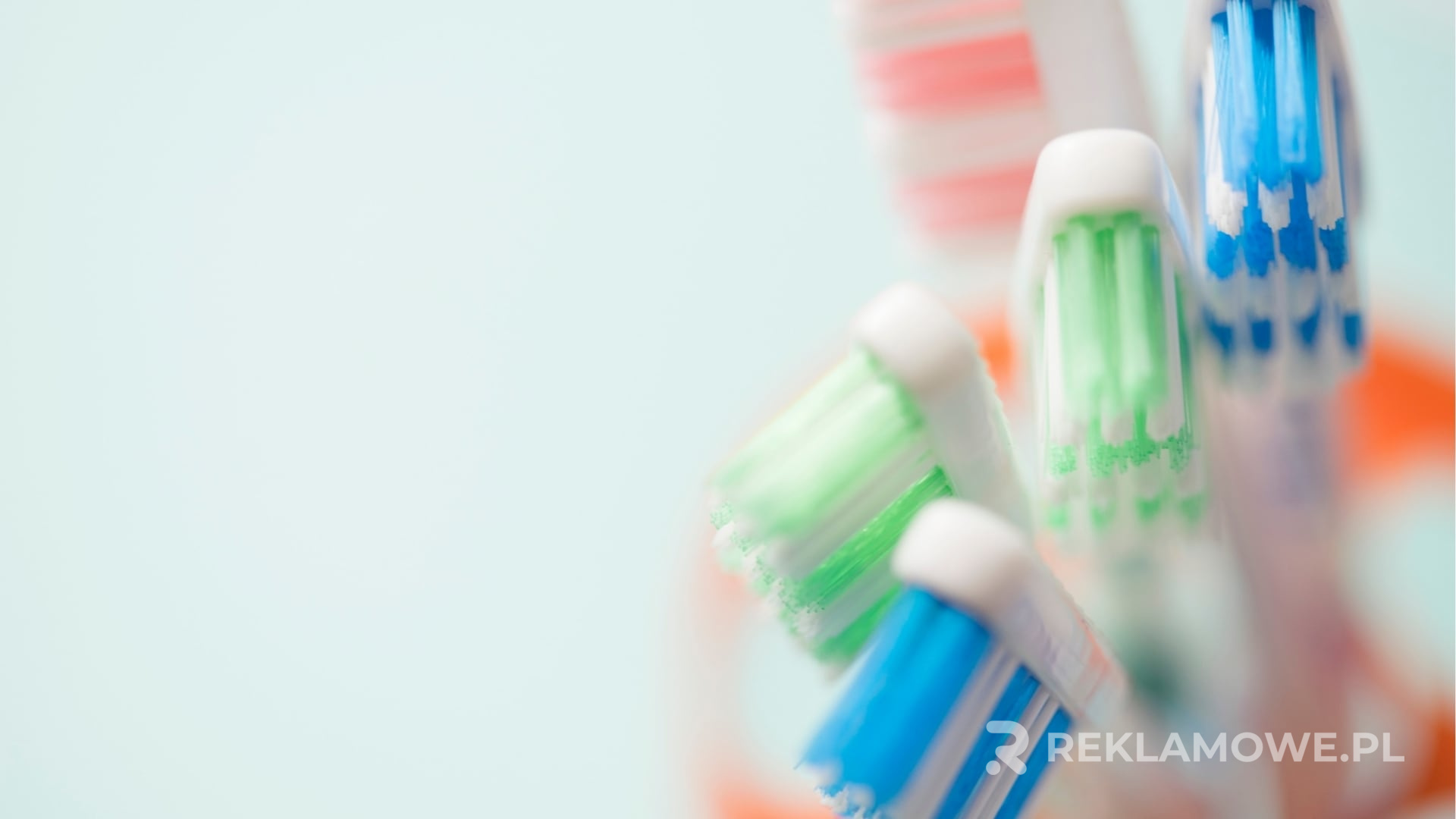 Szczoteczki reklamowe na tle mapy świata