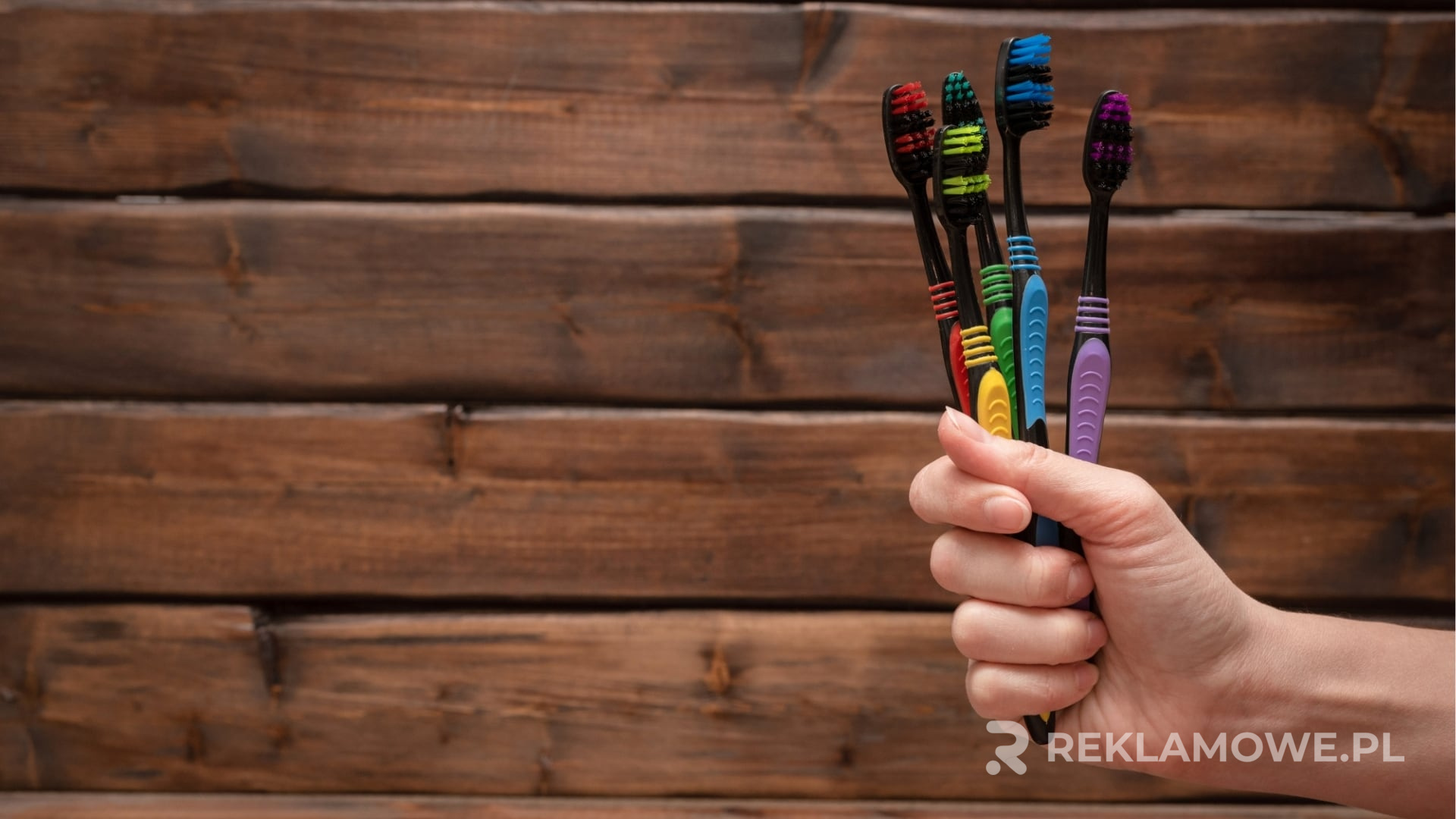 Efektywność kolorów szczoteczek reklamowych Kolorowe szczoteczki do zębów ułożone obok siebie