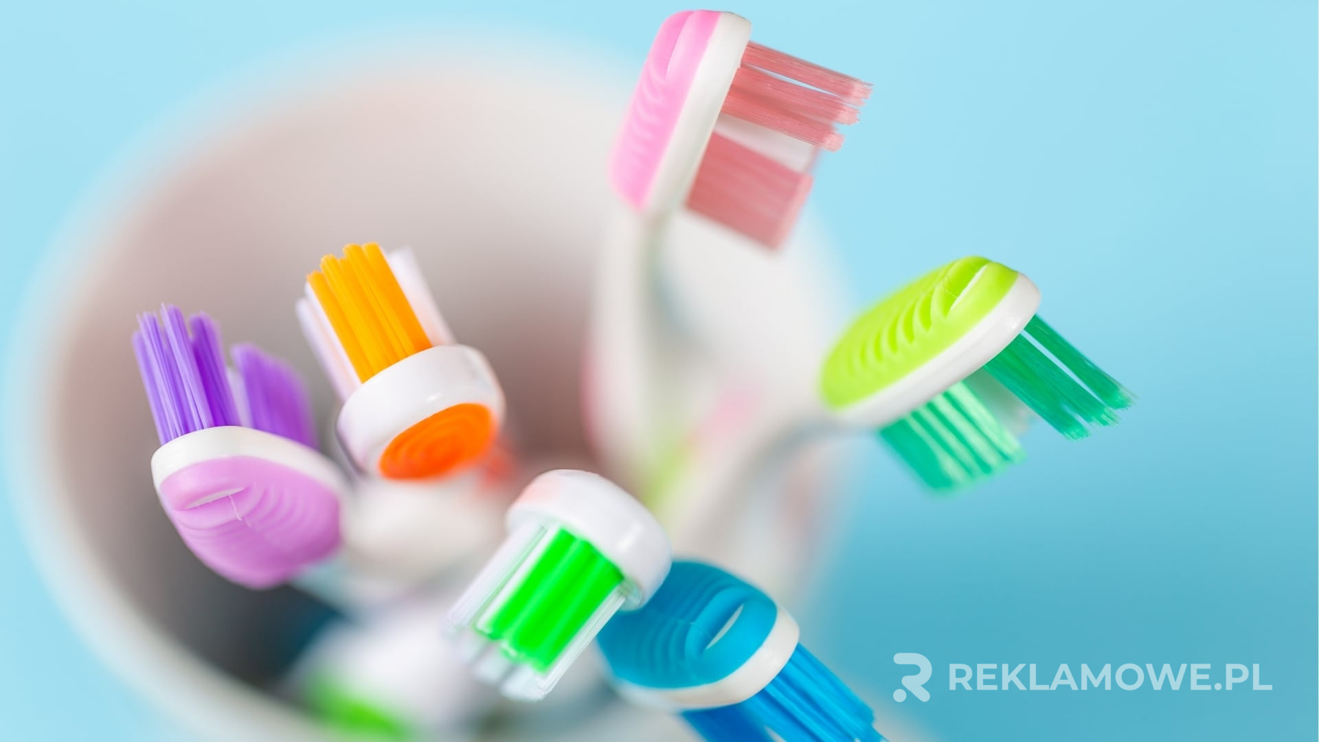Kolorystyka szczoteczek reklamowych w projektowaniu materiałów promocyjnych