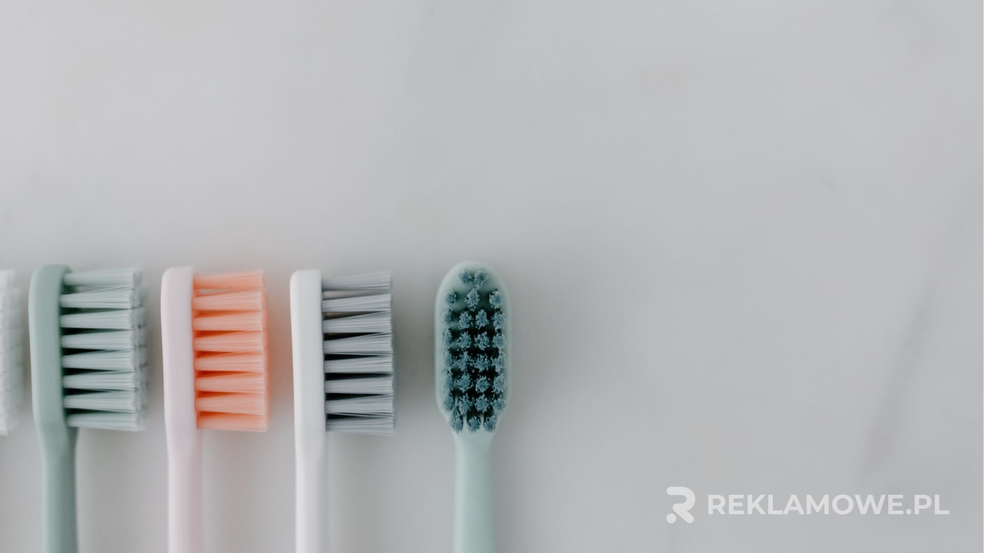 Szczoteczki reklamowe na blacie