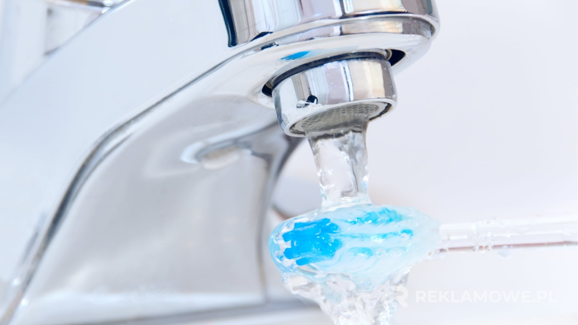 Szczoteczki reklamowe trzymane w dłoni