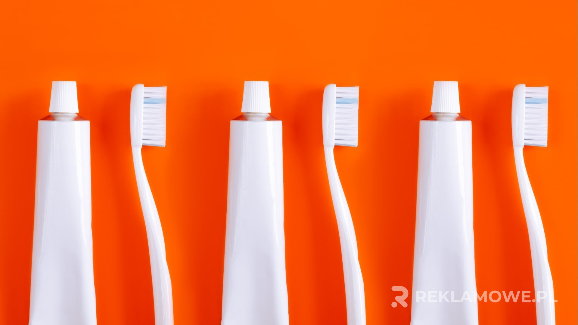 Nowoczesne szczoteczki do zębów na tle minimalistycznym